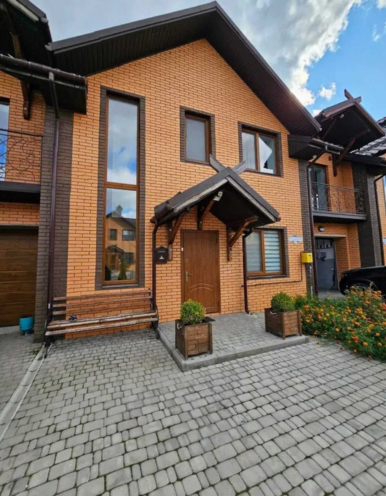 Продаж 2 поверхового таунхауса з ділянкою на 4 сотки фото 1 Продаж 2 поверхового таунхауса з ділянкою на 4 сотки фото 1