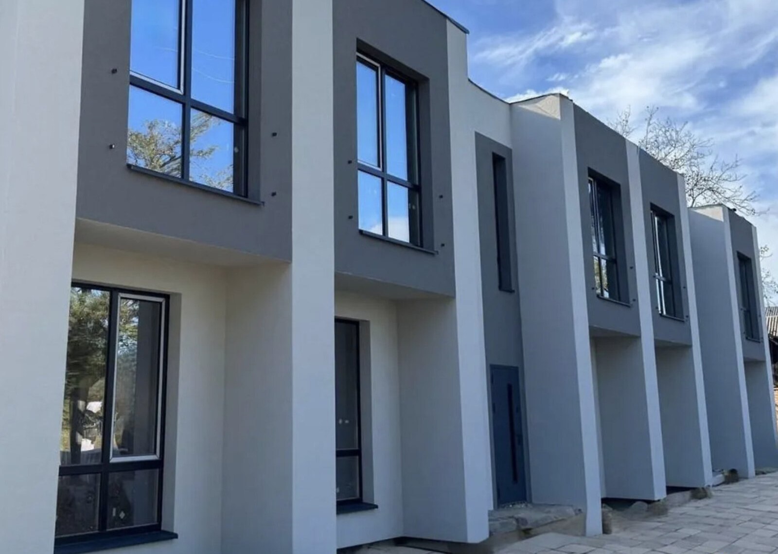 Продаж 2 поверхового таунхауса з ділянкою на 1.3 сотки фото 1 Продаж 2 поверхового таунхауса з ділянкою на 1.3 сотки фото 1