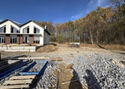 Продаж 2 поверхового таунхауса з ділянкою на 4 сотки фото 2 Продаж 2 поверхового таунхауса з ділянкою на 4 сотки фото 2