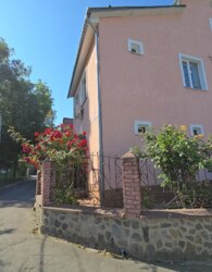 Продаж 3 поверхового будинку з опаленням і ділянкою на 2.5 сотки фото 5 Продаж 3 поверхового будинку з опаленням і ділянкою на 2.5 сотки фото 5