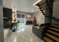 ������ 2 ����������� ��������� � ������� �� 1.5 ����� ���� 1