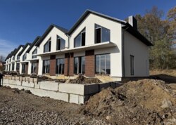 Продаж 2 поверхового таунхауса з ділянкою на 4 сотки фото 5 Продаж 2 поверхового таунхауса з ділянкою на 4 сотки фото 5