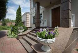 Просторный дом (730 м2) с бассейном в Лесники фото 2 Просторный дом (730 м2) с бассейном в Лесники фото 2