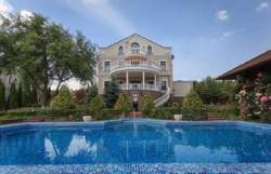 Просторный дом (730 м2) с бассейном в Лесники фото 1 Просторный дом (730 м2) с бассейном в Лесники фото 1