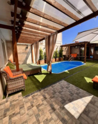 Сучасний будинок з віп ремонтом та басейном, Совіньон