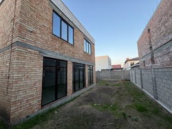 Готовий цегляний будинок з гаражем в Дайбергу, поруч парк, аквакомплекс, зачинена територія. Розтермінування!