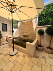 Сучасний будинок з віп ремонтом та басейном, Совіньон