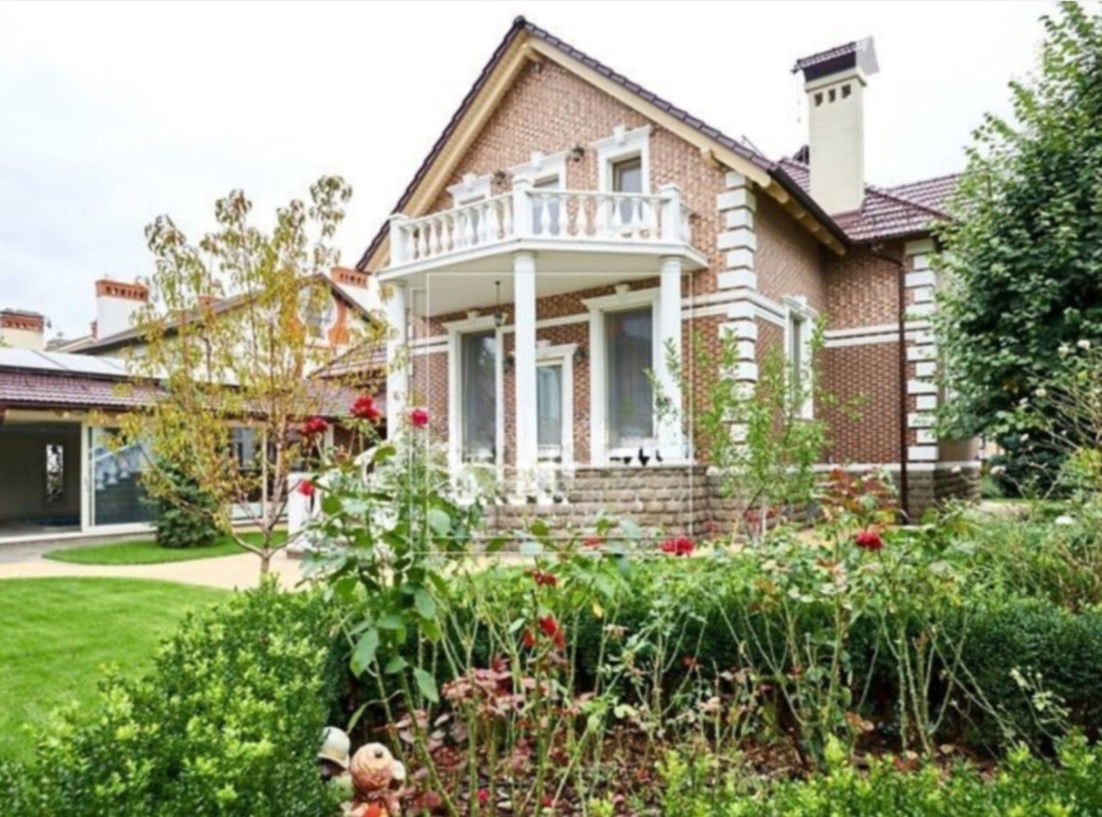 Продаж 2 поверхового будинку веранда і ділянкою на 10 соток, 380 кв. м, 5 кімнат, на вул. Лютнева (Чапаєвка) фото 1 Продаж 2 поверхового будинку веранда і ділянкою на 10 соток, 380 кв. м, 5 кімнат, на вул. Лютнева (Чапаєвка) фото 1