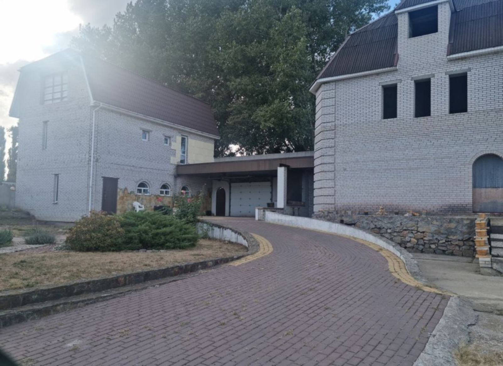 Продається три 2 поверхові будинки, гараж під грузові автомобілі фото 1 Продається три 2 поверхові будинки, гараж під грузові автомобілі фото 1