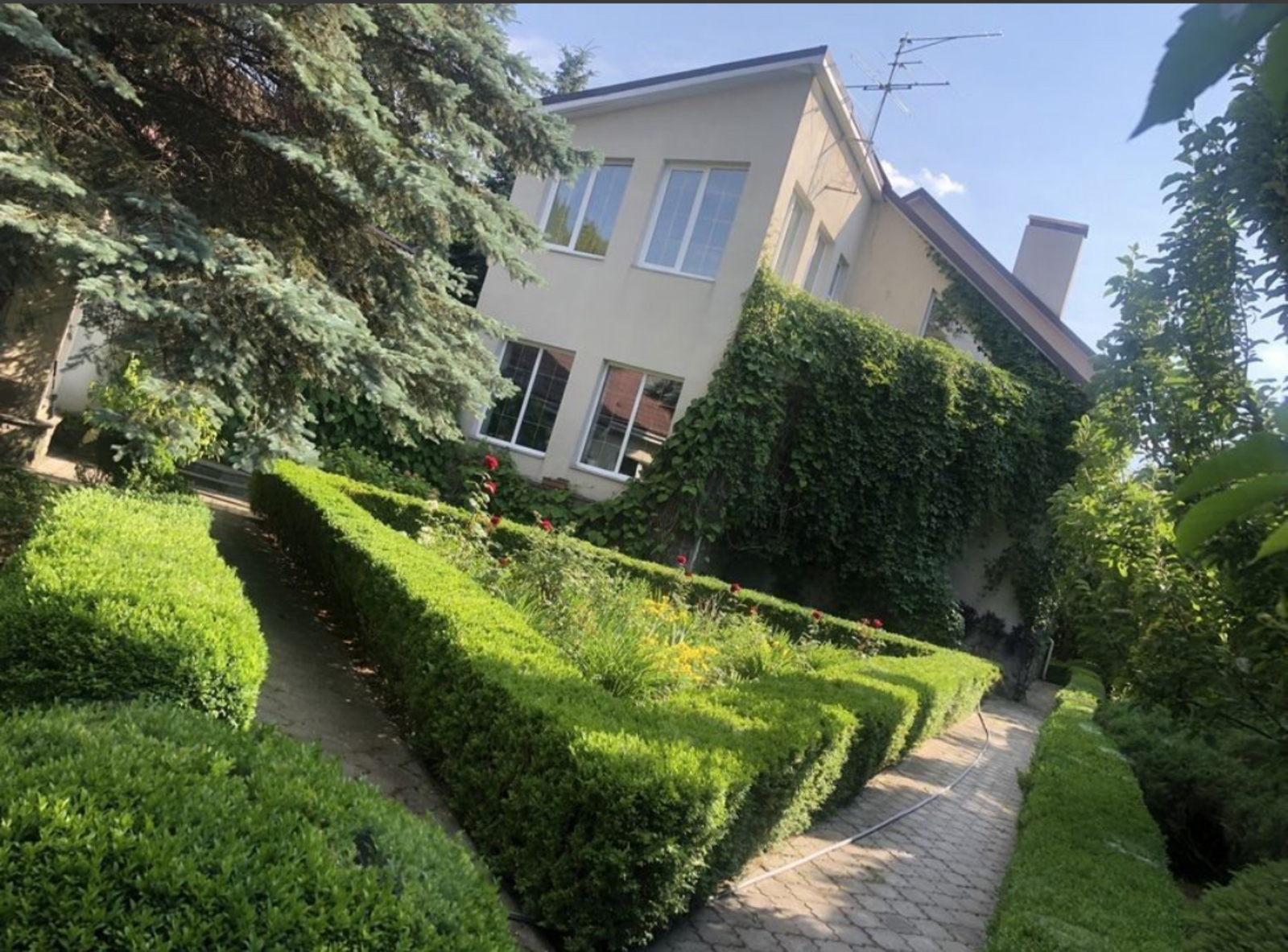 Просторий будинок у КМ «Золоті Ворота», Козин фото 1 Просторий будинок у КМ «Золоті Ворота», Козин фото 1