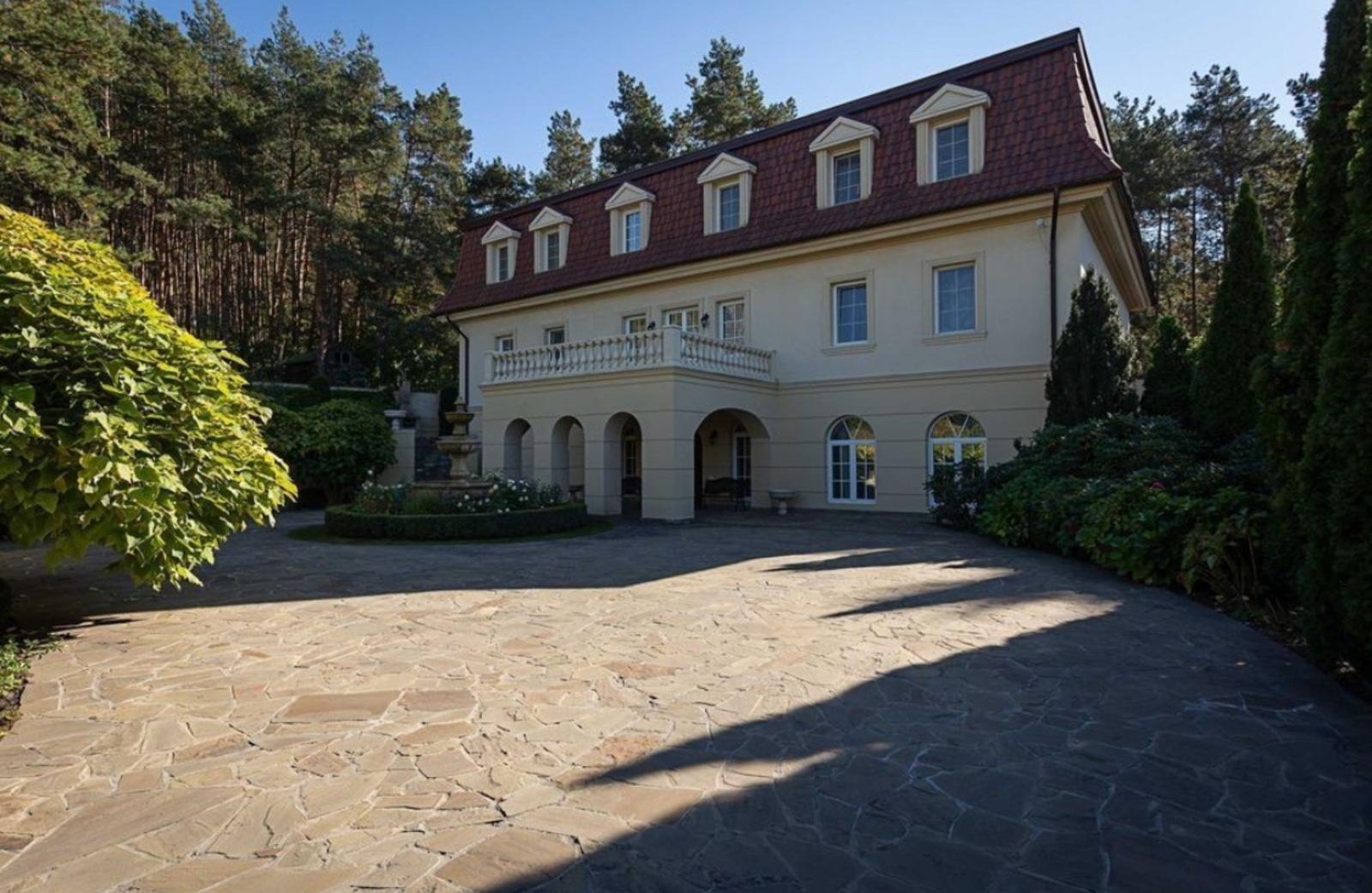 Унікальний будинок в стилі «Версаль» в Києві 600м, сосновий ліс фото 1 Унікальний будинок в стилі «Версаль» в Києві 600м, сосновий ліс фото 1