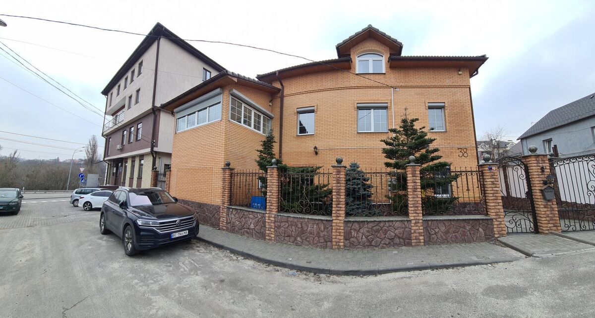 Продається триповерховий будинок - офіс фото 1 Продається триповерховий будинок - офіс фото 1