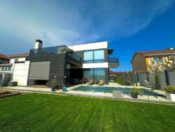 🏡       284 ²  ,    .  3