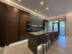 🏡       .  | 220 ² |  |  |  .  9