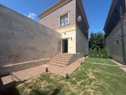 🏡       .  | 220 ² |  |  |  .  2