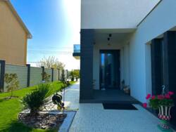 🏡       284 ²  ,    .  2