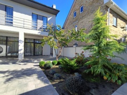 🏡        |  🌿.  2