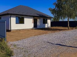 Продаж 1 поверхового будинку з верандою і ділянкою на 5 соток, 100 кв. м, 3 кімнати, на вул. Кропивницького фото 1 Продаж 1 поверхового будинку з верандою і ділянкою на 5 соток, 100 кв. м, 3 кімнати, на вул. Кропивницького фото 1