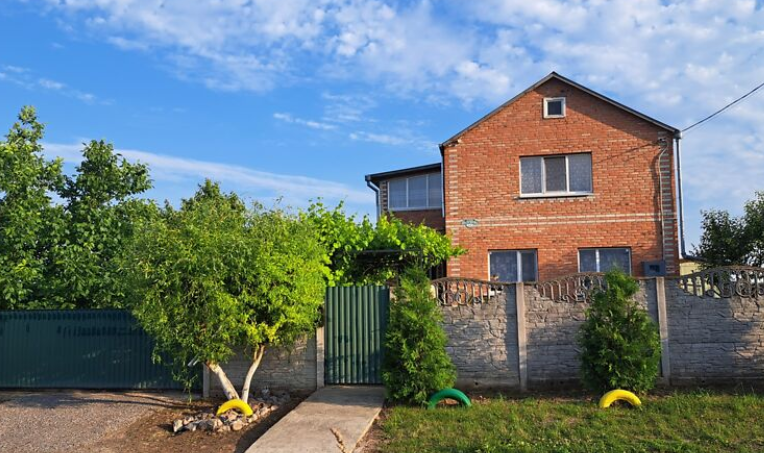 Продаж 2 поверхового будинку з ділянкою на 14 соток, 139 кв. м, 4 кімнати, на Яблунева 12 фото 1 Продаж 2 поверхового будинку з ділянкою на 14 соток, 139 кв. м, 4 кімнати, на Яблунева 12 фото 1