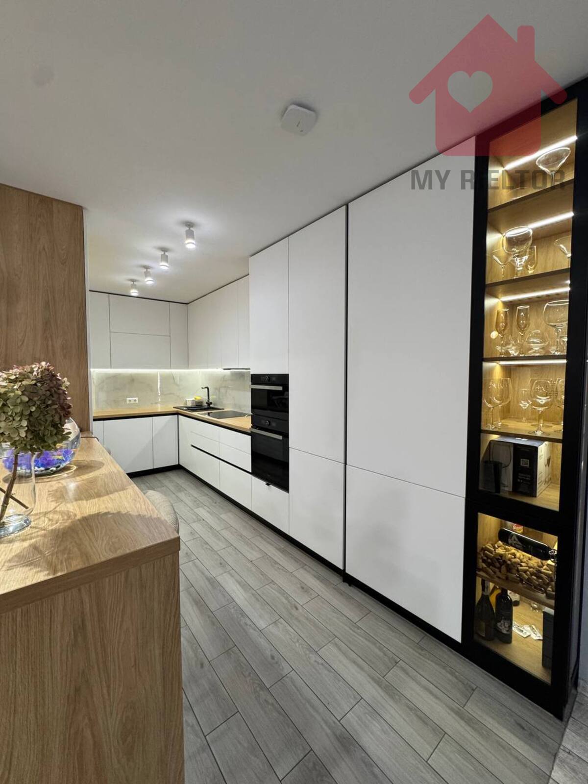 Сучасний будинок з сонячними панелями та гаражем у новому районі. фото 1 Сучасний будинок з сонячними панелями та гаражем у новому районі. фото 1