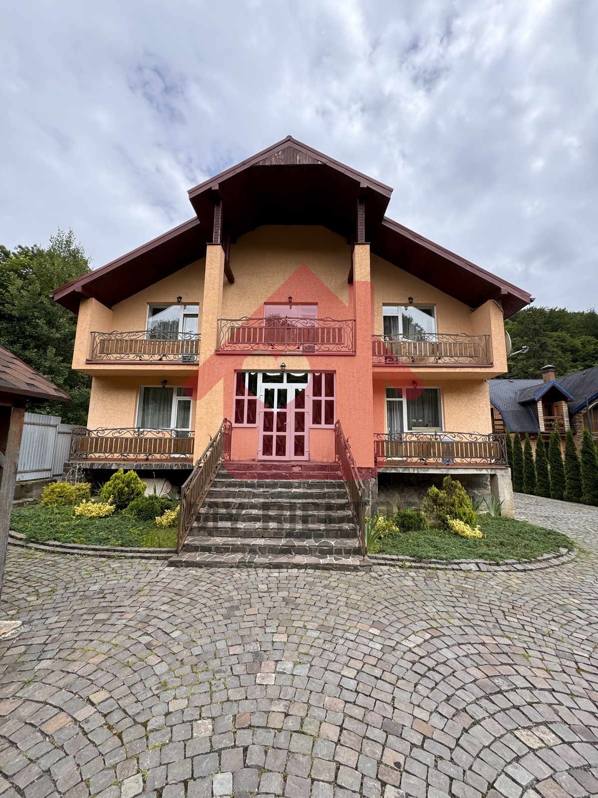 Продаж діючого готелю у с.Синяк фото 1 Продаж діючого готелю у с.Синяк фото 1