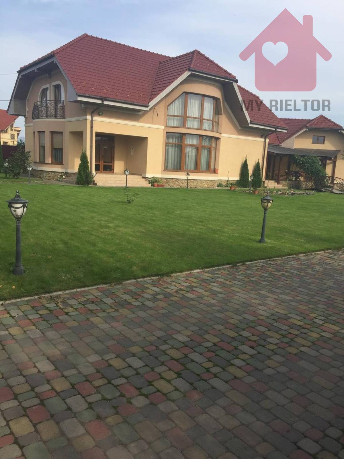 Продаж просторого будинку з басейном! фото 1 Продаж просторого будинку з басейном! фото 1