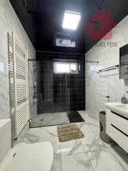 Сучасний будинок з сонячними панелями та гаражем у новому районі. фото 12 Сучасний будинок з сонячними панелями та гаражем у новому районі. фото 12