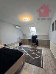 Сучасний будинок з сонячними панелями та гаражем у новому районі. фото 20 Сучасний будинок з сонячними панелями та гаражем у новому районі. фото 20