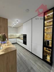 Сучасний будинок з сонячними панелями та гаражем у новому районі. фото 1 Сучасний будинок з сонячними панелями та гаражем у новому районі. фото 1