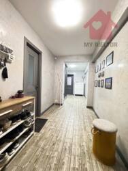 Сучасний будинок з сонячними панелями та гаражем у новому районі. фото 22 Сучасний будинок з сонячними панелями та гаражем у новому районі. фото 22