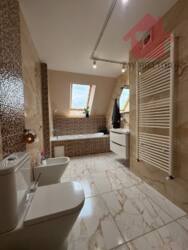 Сучасний будинок з сонячними панелями та гаражем у новому районі. фото 19 Сучасний будинок з сонячними панелями та гаражем у новому районі. фото 19