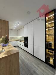 Сучасний будинок з сонячними панелями та гаражем у новому районі. фото 3 Сучасний будинок з сонячними панелями та гаражем у новому районі. фото 3