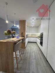 Сучасний будинок з сонячними панелями та гаражем у новому районі. фото 2 Сучасний будинок з сонячними панелями та гаражем у новому районі. фото 2