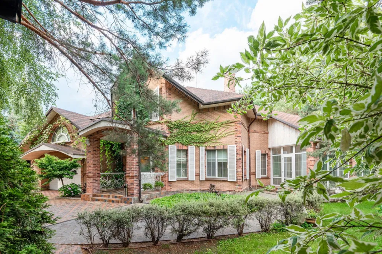 Продажа элитного дома 340 кв.м + гостевой дом 250 кв.м + 31 соток, cосновый лес + выход на воду, КГ Бобры, Вышгородский р-н, c. Хотяновка фото 1 Продажа элитного дома 340 кв.м + гостевой дом 250 кв.м + 31 соток, cосновый лес + выход на воду, КГ Бобры, Вышгородский р-н, c. Хотяновка фото 1