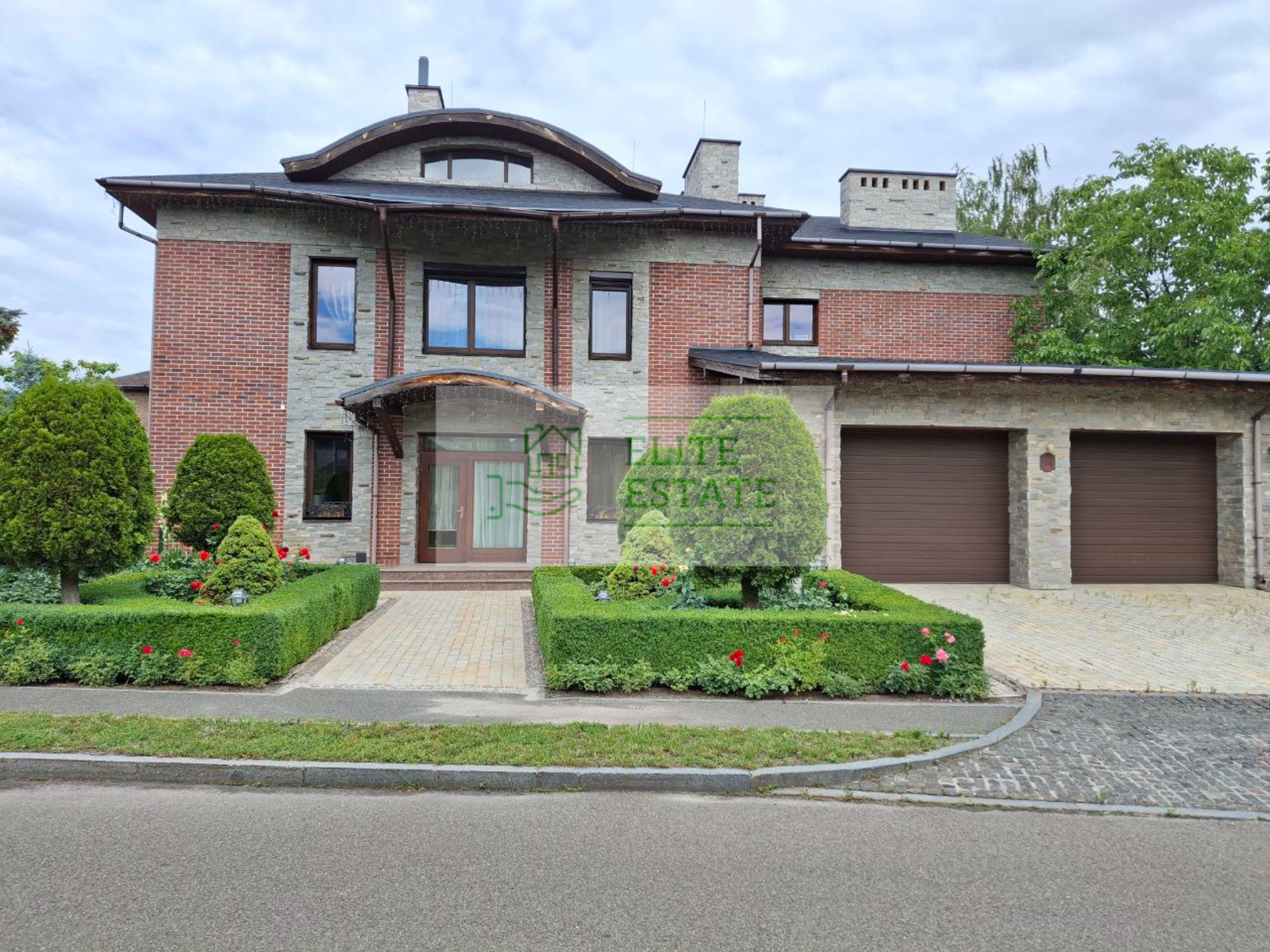 Продаж дизайнерського будинку 441 кв.м. з басейном та сауною в КМ 'Сонячна Долина', c. Романків, Обухівський р-н фото 1 Продаж дизайнерського будинку 441 кв.м. з басейном та сауною в КМ 'Сонячна Долина', c. Романків, Обухівський р-н фото 1