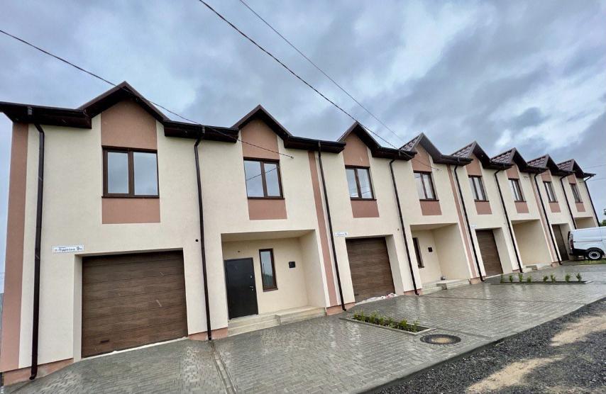 Продається таунхаус. Площа 160 кв.м. + 60 кв.м. чердак. с. Якушинці. Без ремонту. фото 1 Продається таунхаус. Площа 160 кв.м. + 60 кв.м. чердак. с. Якушинці. Без ремонту. фото 1