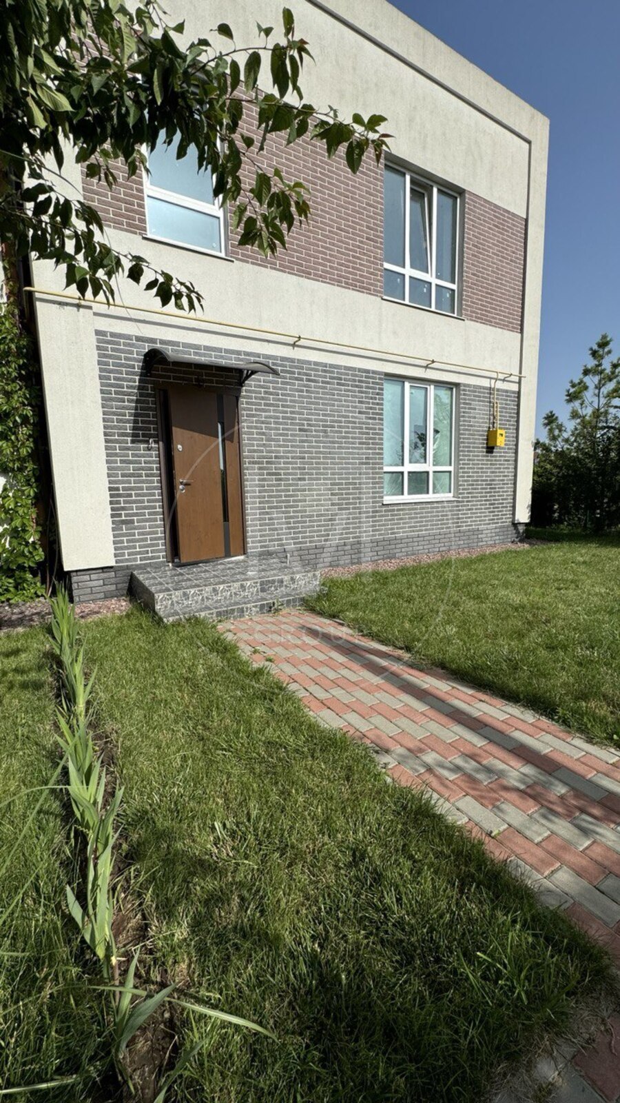 Country Townhouse .    1