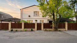 Будинок 300 м2 в оточенні лісу, бомбосховище, автономне електро, метро 15 хв пішки фото 1 Будинок 300 м2 в оточенні лісу, бомбосховище, автономне електро, метро 15 хв пішки фото 1