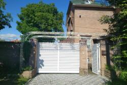 Ексклюзивний будинок з приватною ділянкою, садом, ставком та власним укриттям на Русанівських Садах фото 3 Ексклюзивний будинок з приватною ділянкою, садом, ставком та власним укриттям на Русанівських Садах фото 3