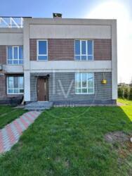 Country Townhouse .    10