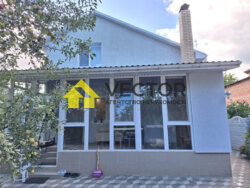 У продажу сучасний двоповерховий будинок фото 1 У продажу сучасний двоповерховий будинок фото 1