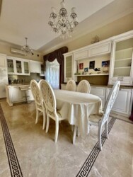 ������� �� 12 ��. ������� 470 �² � �������� �����������: ������� 8 �����, 3 ������ + ������, 5 ������, �������, �����, ����� �� 2 ���� � ������� ������� � ����. ���� 8