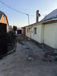 Продам частину будинка з гаражем і господарчими будівлями. Завжди відпишу в вайбер. фото 3 Продам частину будинка з гаражем і господарчими будівлями. Завжди відпишу в вайбер. фото 3