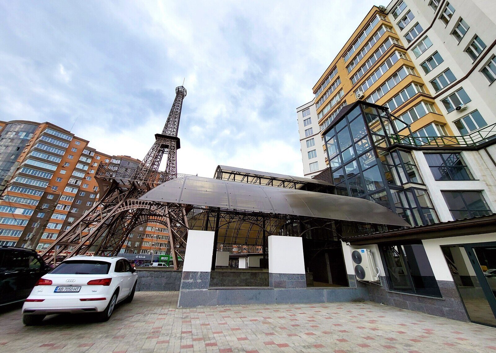 Продаж комерційного приміщення на вул. Стрілецька, площа 168.8 кв.м фото 1 Продаж комерційного приміщення на вул. Стрілецька, площа 168.8 кв.м фото 1