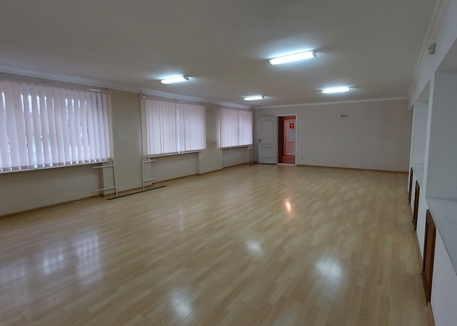 Продаж комерційного приміщення на вул. Павла Корнелюка, площа 109 кв.м фото 1 Продаж комерційного приміщення на вул. Павла Корнелюка, площа 109 кв.м фото 1