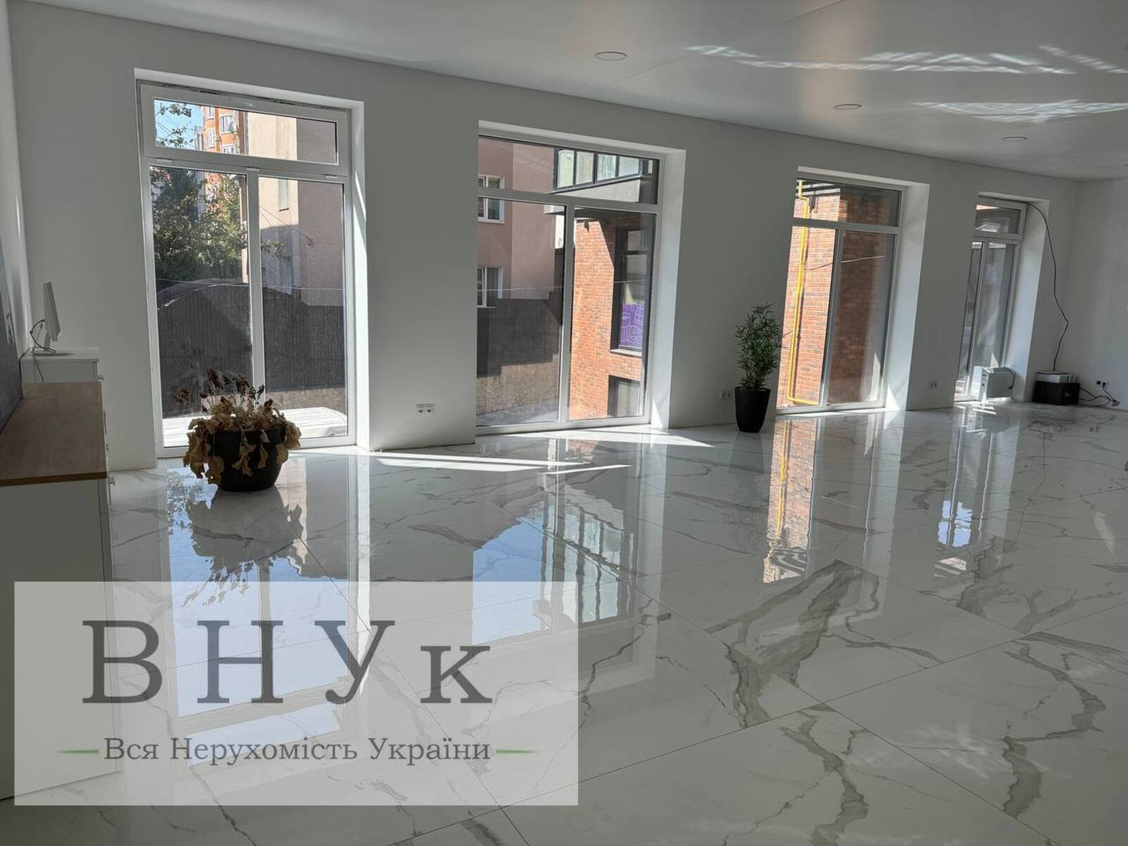 Продається просторе приміщення з панорамними вікнами фото 1 Продається просторе приміщення з панорамними вікнами фото 1