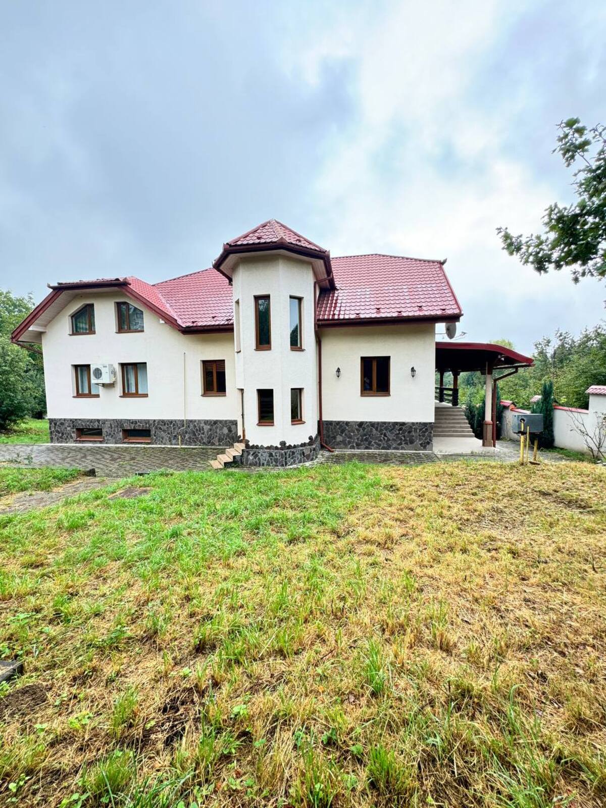 Продаж готелю в м. Мукачево, Червона гора (траса Київ–Чоп) фото 1 Продаж готелю в м. Мукачево, Червона гора (траса Київ–Чоп) фото 1