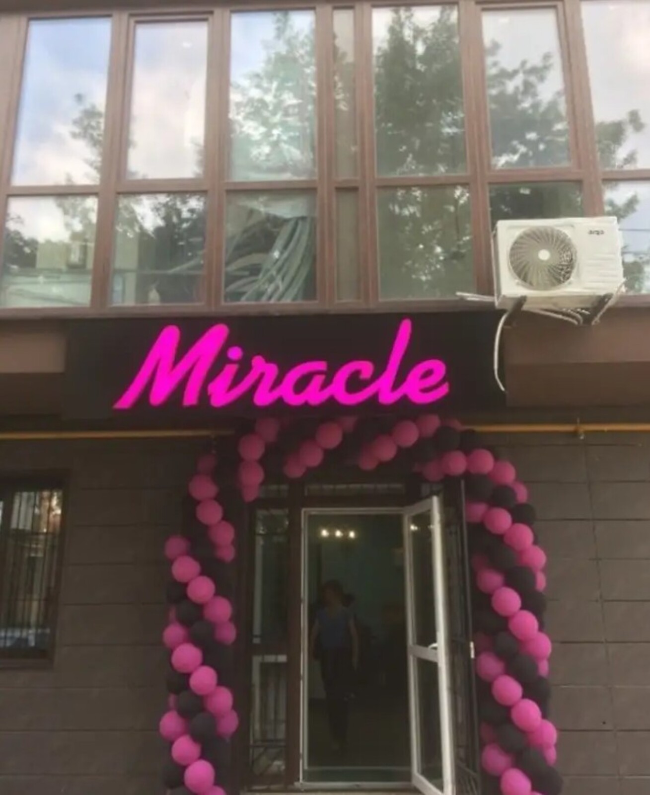 Продається приміщення 55 кв.м. (Р-н Слов'янка). Салон краси фото 1 Продається приміщення 55 кв.м. (Р-н Слов'янка). Салон краси фото 1