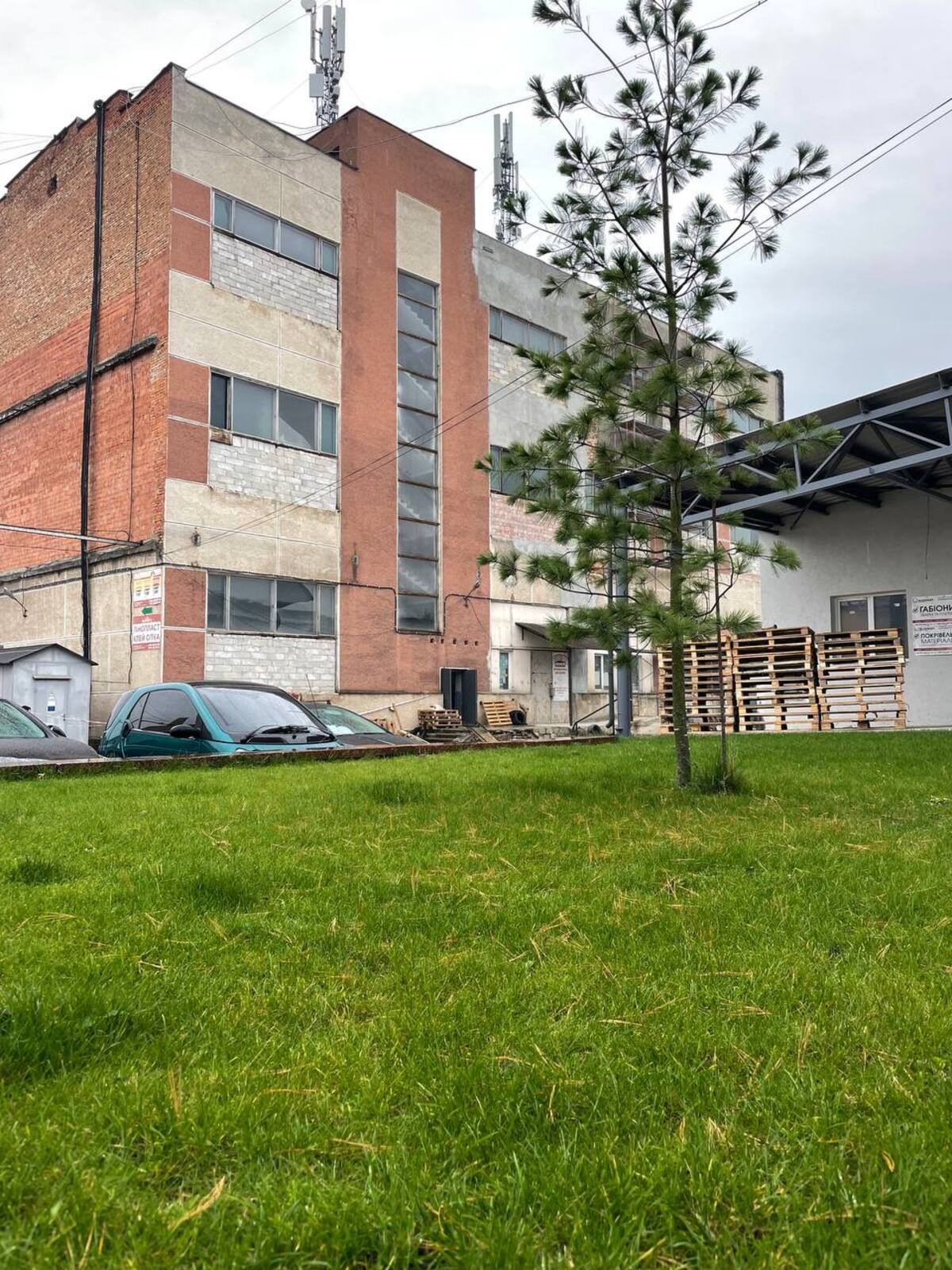 Оренда або продаж складських виробничих приміщень позаду магазину ВЕЛМАРТ фото 1 Оренда або продаж складських виробничих приміщень позаду магазину ВЕЛМАРТ фото 1