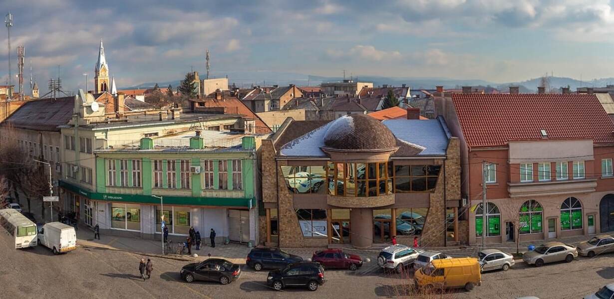 Продам отдельно стоящее двухэтажное фасадное здание, г. Мукачево. Центр. фото 1 Продам отдельно стоящее двухэтажное фасадное здание, г. Мукачево. Центр. фото 1